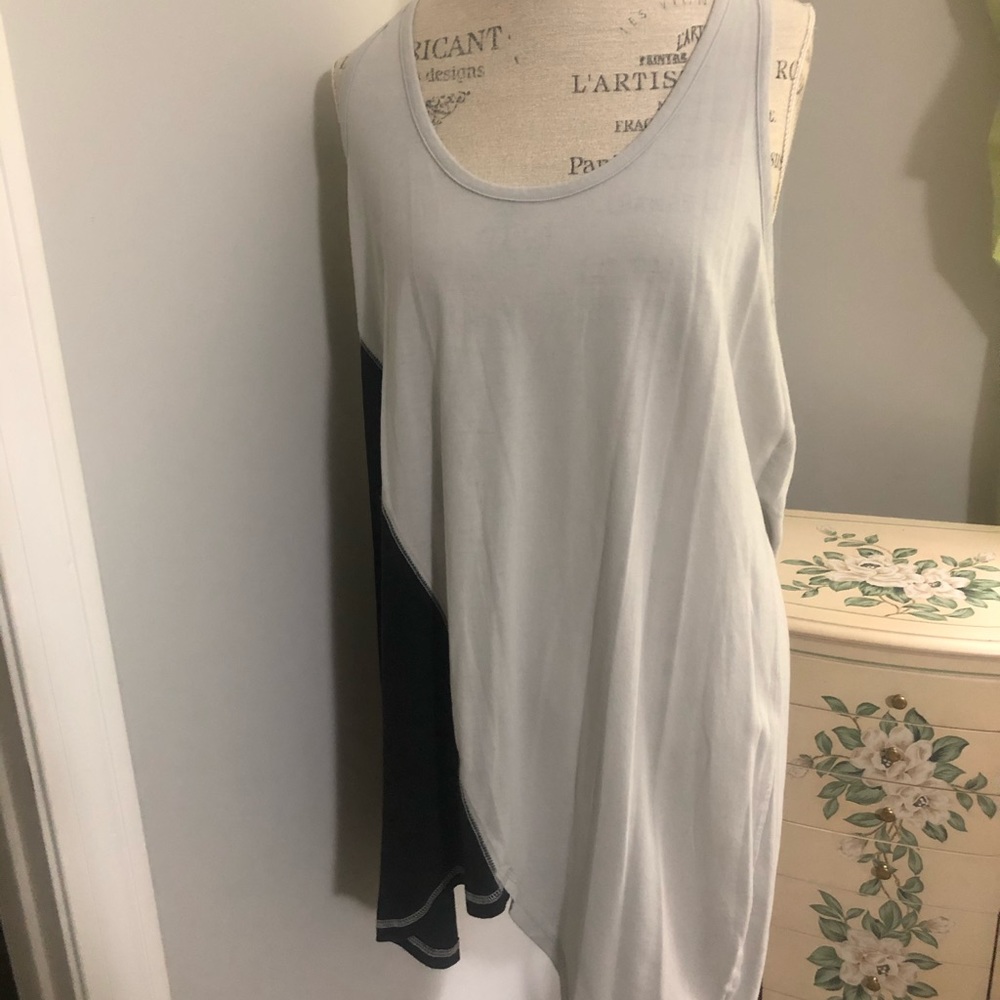 Zumba Gray & Black Sleeveless Tunic Top